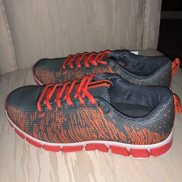 mens gray tennis shoes